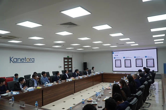 Tại hội trường lớn, đoàn khách đã được nghe bài thuyết trình tổng quan về Nhà máy Nhựa Xanh Bạch Đằng.